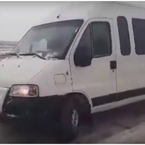 Детей везли на творческий конкурс по трассе на неисправном автобусе. Инспекторы пересадили детей на другой автобус