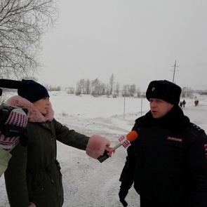 В Ачинске сотрудники полиции приняли участие в приемке ледовой переправы