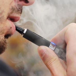 В Ачинске подросток спрятался в закрытом торговом центре ради ограбления магазина вейпов