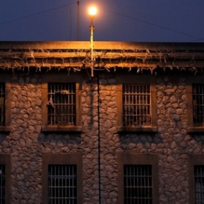 Заключенный сбежал из тюрьмы с помощью веревочной лестницы