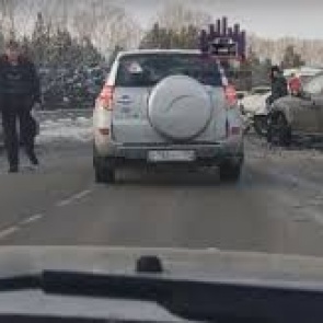 Иномарки раскидало на трассе в жесткой массовой аварии под Красноярском