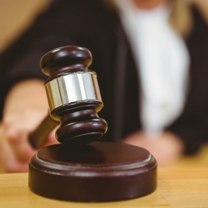 Норильчанин хотел передать другу телефон в колонию. Лишился гаджета и чуть не отправился под арест