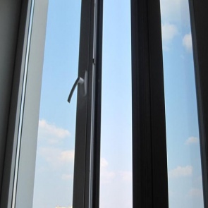 Молодая красноярка выпала из окна 9-этажки и погибла