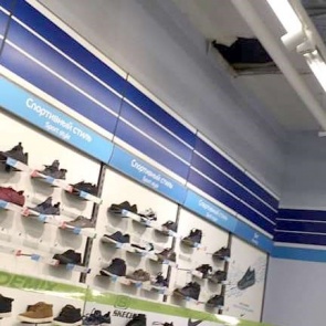 В красноярском ТРЦ убегавшая воровка упала с потолка магазина и скрылась