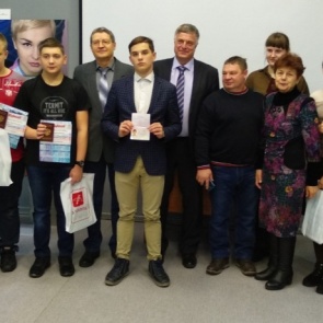 Полицейские Ачинска торжественно вручили паспорта гражданина Российской Федерации