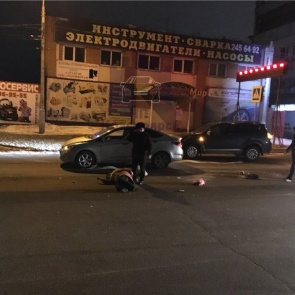 На правобережье Красноярска водитель ВАЗа проехал по ногам уже сбитой бабушки