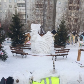 На юге Красноярского края школьники вручную соорудили 4,5-метрового снеговика
