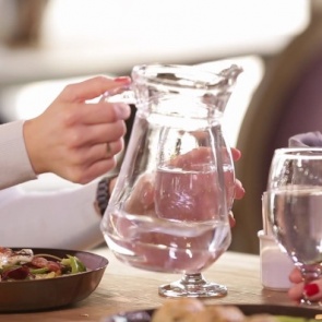 Для оптимального пищеварения еду нельзя запивать водой