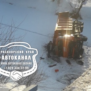 На юге Красноярского края грузовик проломил ограждение моста и упал в реку