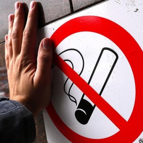 Стражи порядка напоминают о запрете курения на отдельных территориях