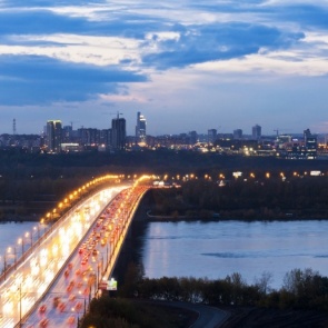 В Красноярске с Октябрьского моста в Енисей спрыгнула девушка