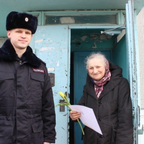 Участковые полиции подарили ачинкам «8 марта в каждый дом»