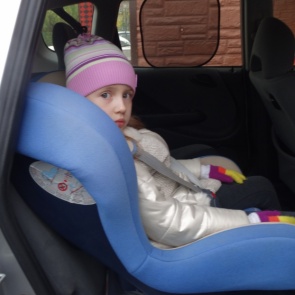 Госавтоинспекторы в Ачинске призывают водителей строго соблюдать правила перевозки юных пассажиров