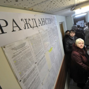 Число россиян решили увеличить за счет мигрантов