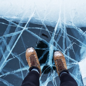На Красноярском водохранилище под лед ушла машина с водителем. Автоледи поехала туда ради красивых снимков