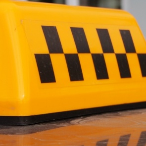 В Красноярске мужчина из-за финансовых трудностей ножом изрезал таксиста. Надолго отправили в колонию