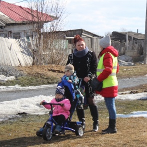 В Ачинске полицейские и дружинники проводят работу с населением по профилактике мошенничества