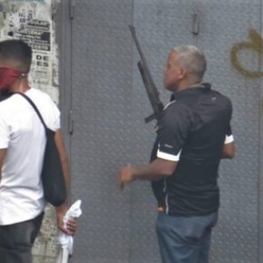 По протестующим в Венесуэле открыли огонь