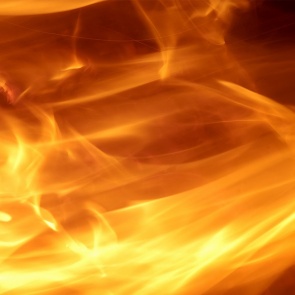 В красноярской школе во время уроков загорелась мебель в классе. Эвакуировали больше 700 детей