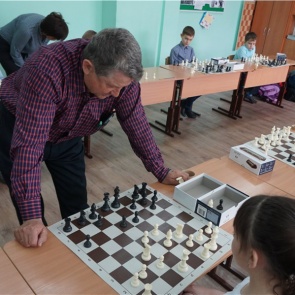 Школьники Шарыпово получили в подарок от СУЭК пособия для изучения шахмат