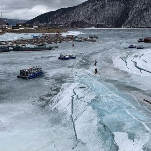Туристы попытались перейти Красноярское водохранилище по рассыпающемуся льду. Эвакуировали спасатели