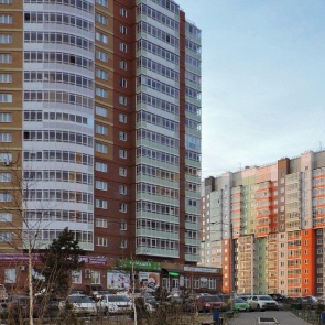 В Красноярске 12-летняя девочка при загадочных обстоятельствах упала с балкона многоэтажки и погибла