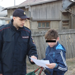Стражи порядка проводят беседы с подростками о недопустимости поджога сухой травы
