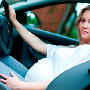 Беременная женщина за рулем машины
