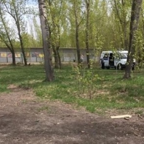 Дети нашли обгоревшее тело женщины в красноярском сквере. Оно еще дымилось