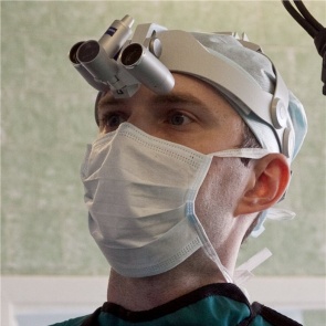 Красноярский «врач-самурай» провел операцию на позвоночнике 16-летней жертвы ДТП и спас ее от инвалидности