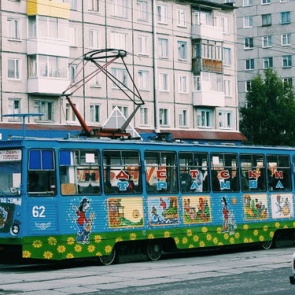 Выставка на колесах: в Ачинске в праздничном трамвае организуют экспозицию детских рисунков