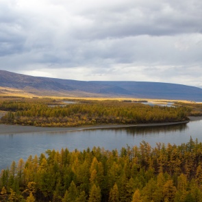 На севере Красноярского края перевернулась лодка с молодыми людьми: двое погибли