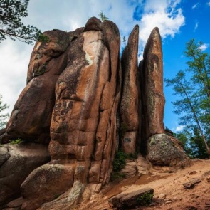 Во время соревнований по альпинизму на «Столбах» со скалы упал человек