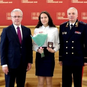 Губернатор Красноярского края вручил ачинской школьнице паспорт гражданина РФ