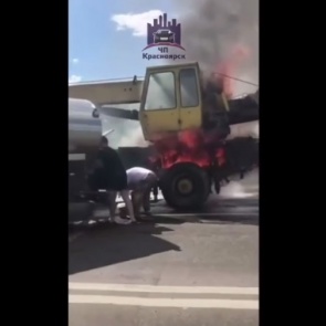 В Красноярске посреди моста загорелся автокран