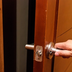 В Назарово ребенок несколько дней провел с умершим отцом в запертой квартире