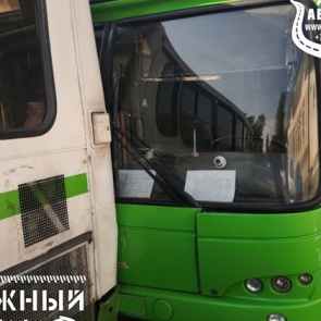 В Ачинске на улице Ленина столкнулись два автобуса