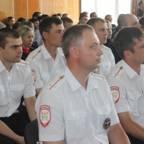 Начальник МО МВД России «Ачинский» Дмитрий Брянский наградил лучших сотрудников Госавтоинспекции