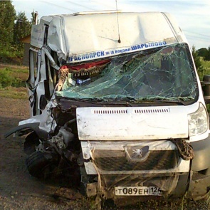 Водитель красноярского пассажирского автобуса решил обогнать грузовик на трассе, врезался в него и улетел в кювет. Пострадали 9 человек
