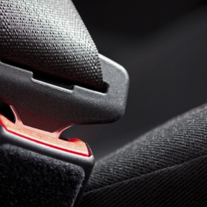 Дорожные полицейские в Ачинске обращают внимание автовладельцев на правила проезда перекрестков и применения ремней безопасности