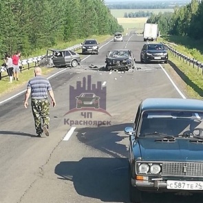 В Красноярском крае лихач на «Ладе» разбил на трассе две машины. Четыре человека попали в больницу
