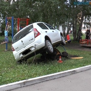 В Назарово заведённый с "толкача" автомобиль взлетел на детские качели