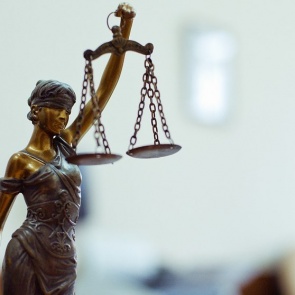 Житель края во время празднования рождения ребенка проиграл в карты и убил победителя: получил 6,5 лет колонии