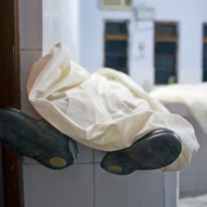 Дети в шутку накачали мальчика воздухом и погубили его