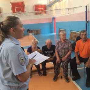 Сотрудники УВМ проводят работу с жителями поселка Каменка, находящимся в пункте временного размещения