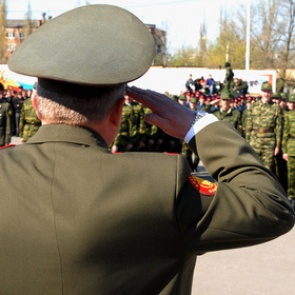 Россиянин потерял зарплату из-за службы в армии и отсудил ее у Минобороны