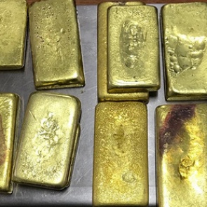 Россиянка отправилась в отпуск с золотыми слитками в кроссовках