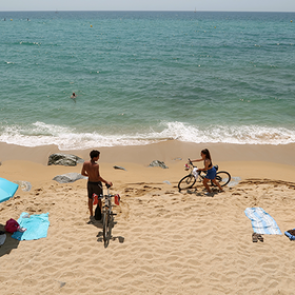 Улетевший зонт проткнул мальчика на пляже