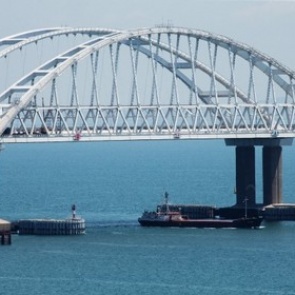 С Крымского моста срезали первый свадебный замок