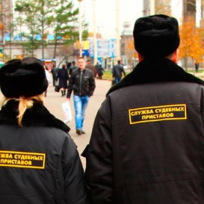 В Красноярске должник набросился с кулаками на женщину-пристава